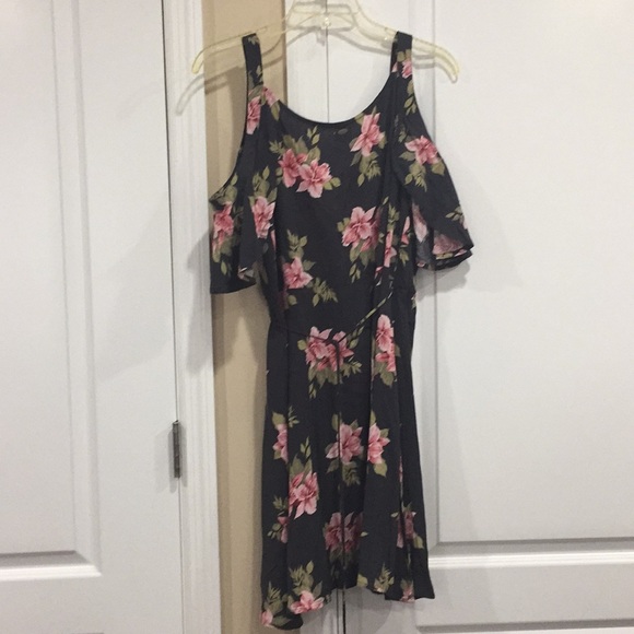 Lulu’s CHARCOAL GREY FLORAL WRAP DRESS - Picture 7 of 8